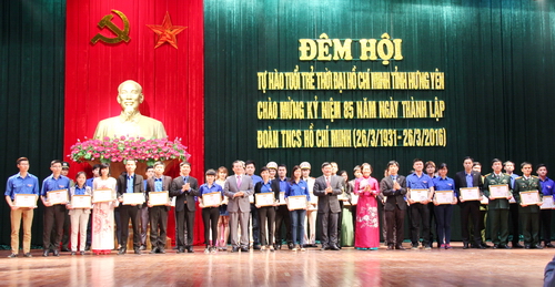 Các đồng chí Lãnh đạo tỉnh trao chứng nhận và kỷ niệm chương cho 40 Thanh niên tiên tiến làm theo lời Bác